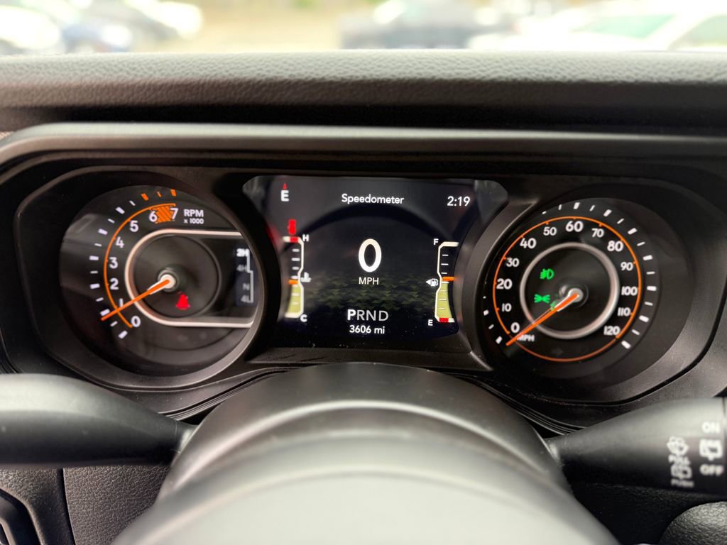 Used 2025 Jeep Wrangler Willys AWD/4WD image 11