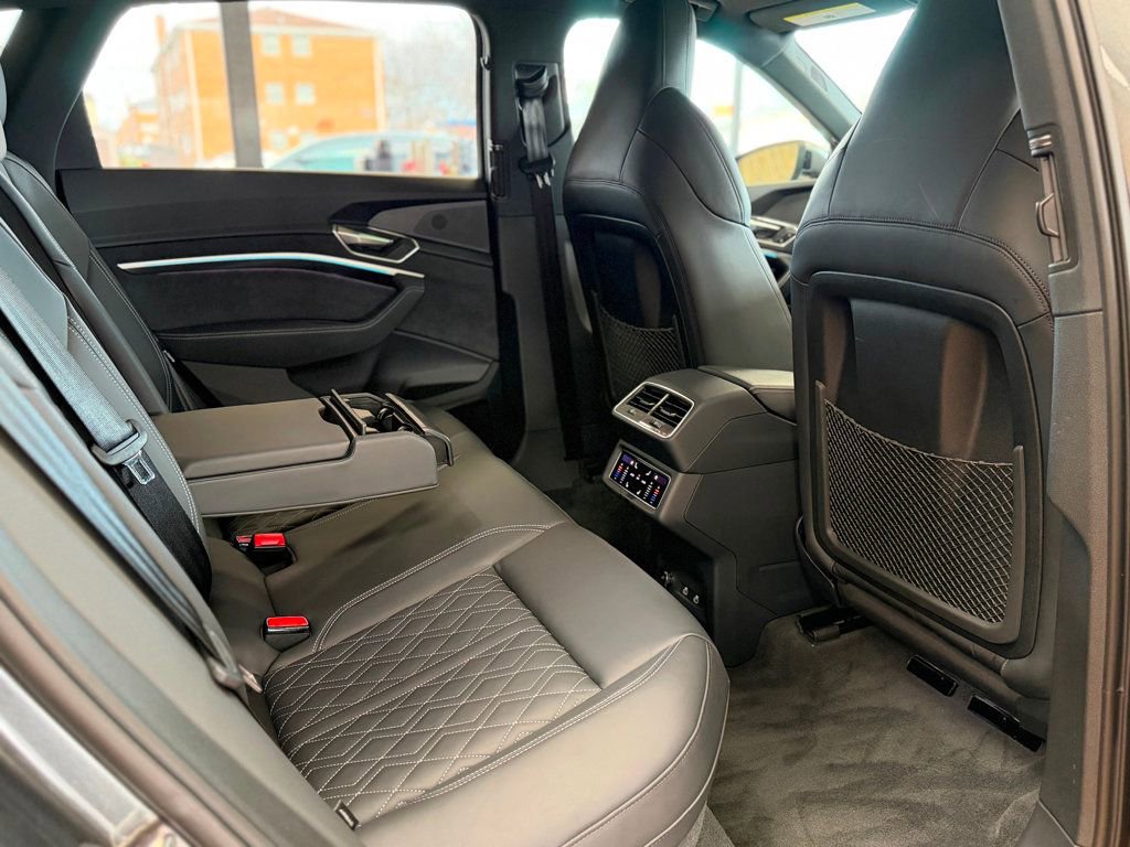 Used 2024 Audi SQ8 e-tron Premium Plus w/ AC Charging Package AWD/4WD image 39