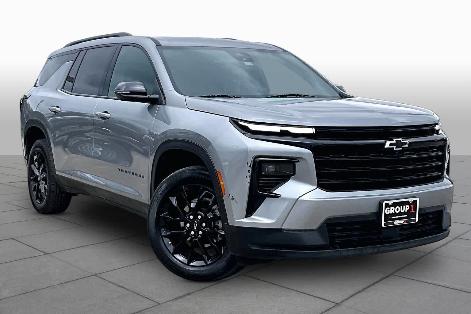 Used 2025 Chevrolet Traverse LT w/ Midnight/Sport Edition FWD image 3