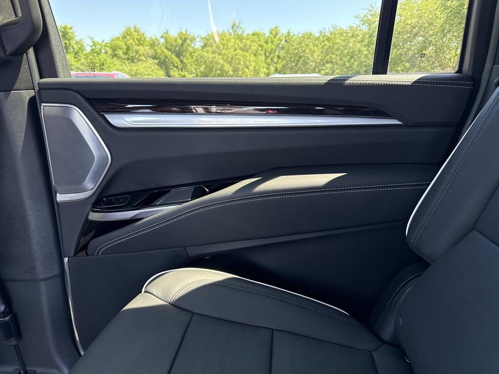 New 2026 Cadillac Escalade ESV Luxury AWD/4WD image 15