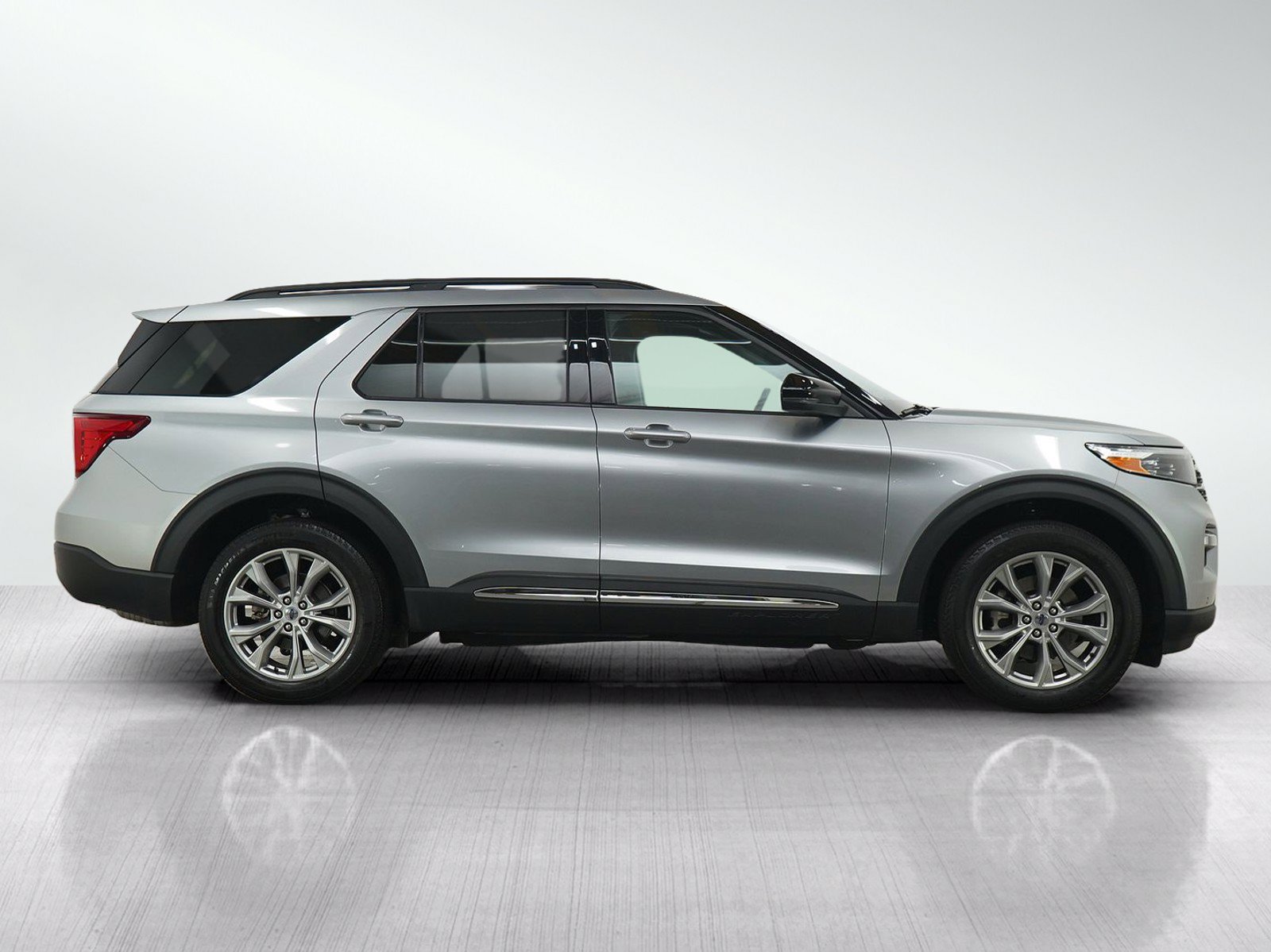 Used 2024 Ford Explorer XLT w/ Equipment Group 202A AWD/4WD image 6