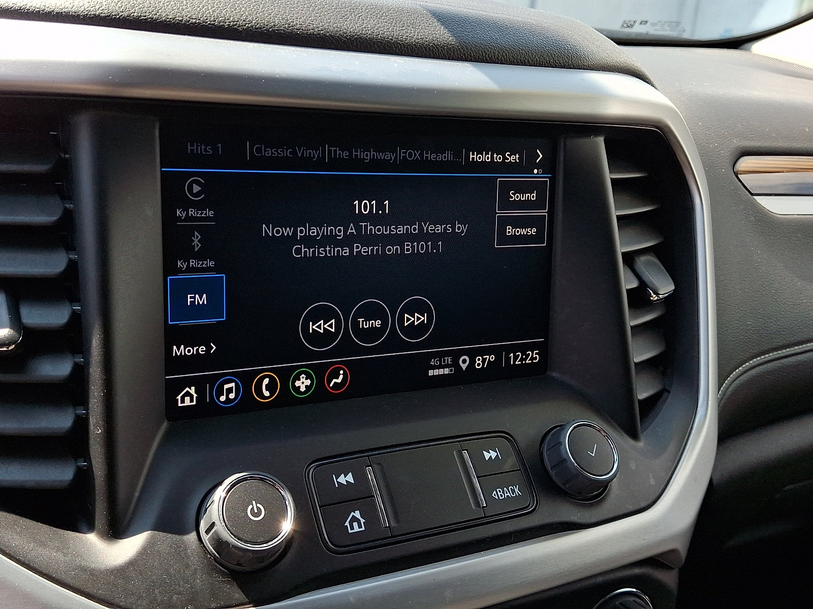 Certified 2023 GMC Acadia SLE w/ Driver Convenience Package AWD/4WD image 19