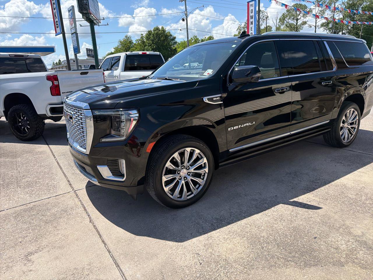 Used 2021 GMC Yukon XL Denali w/ Denali Premium Package image 3