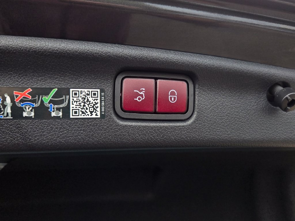 Used 2025 Mercedes-Benz C 300 Sedan image 34