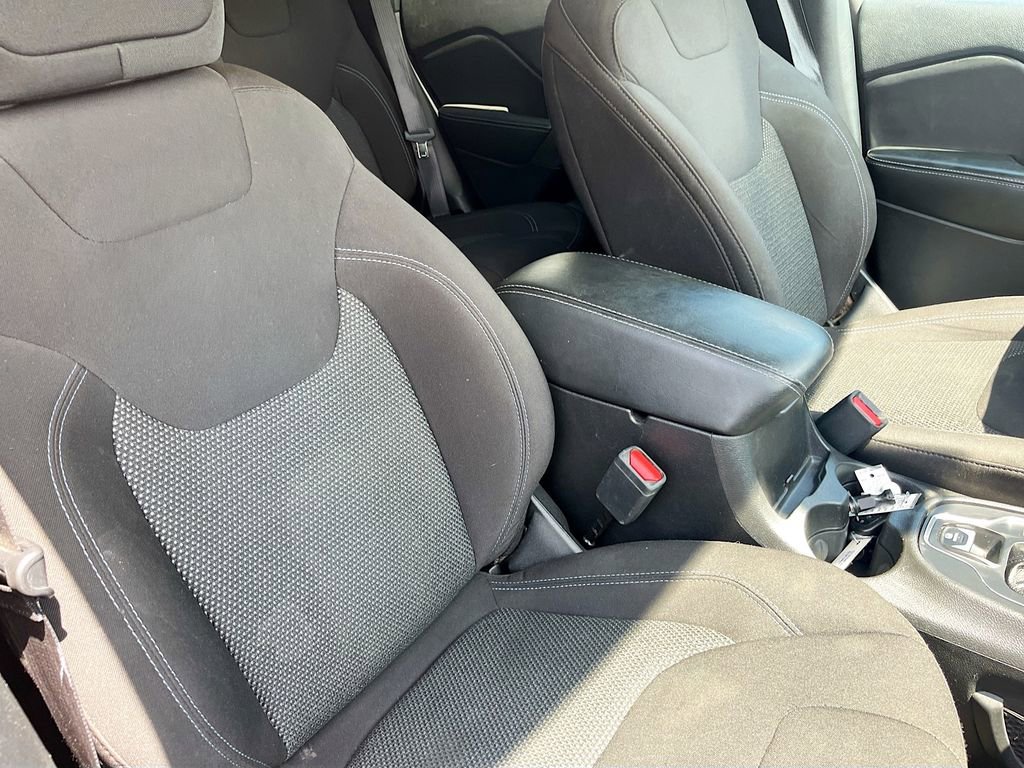 Used 2021 Jeep Cherokee Latitude FWD image 27