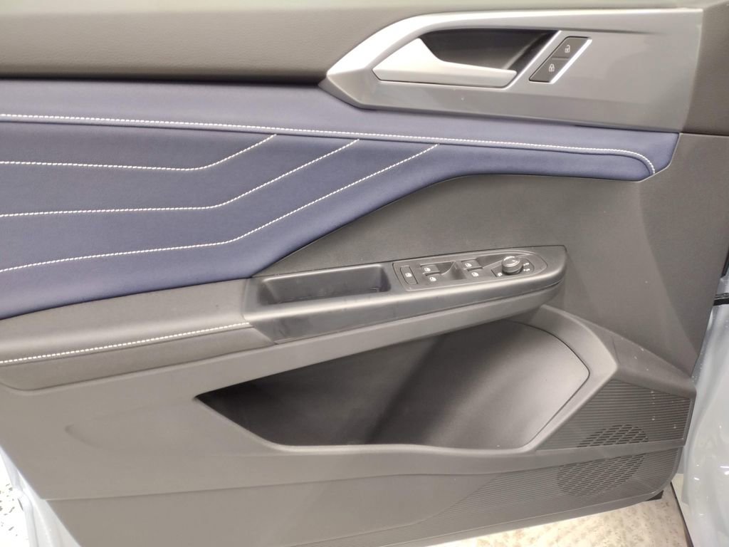 New 2026 Volkswagen Taos SEL image 17
