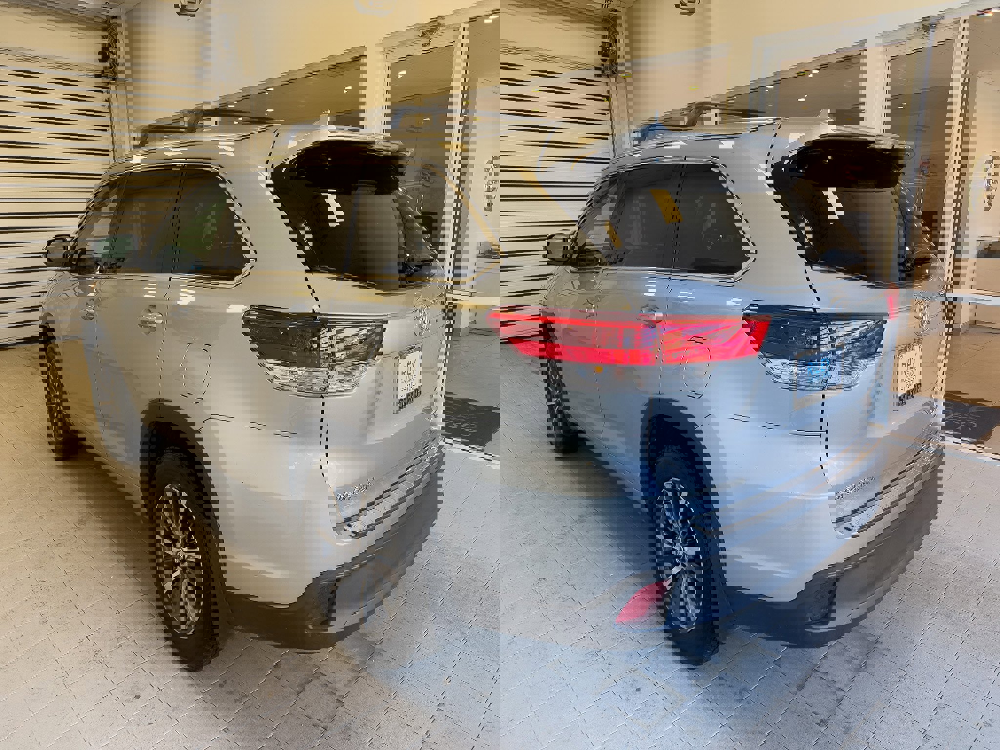 Used 2017 Toyota Highlander SE image 4