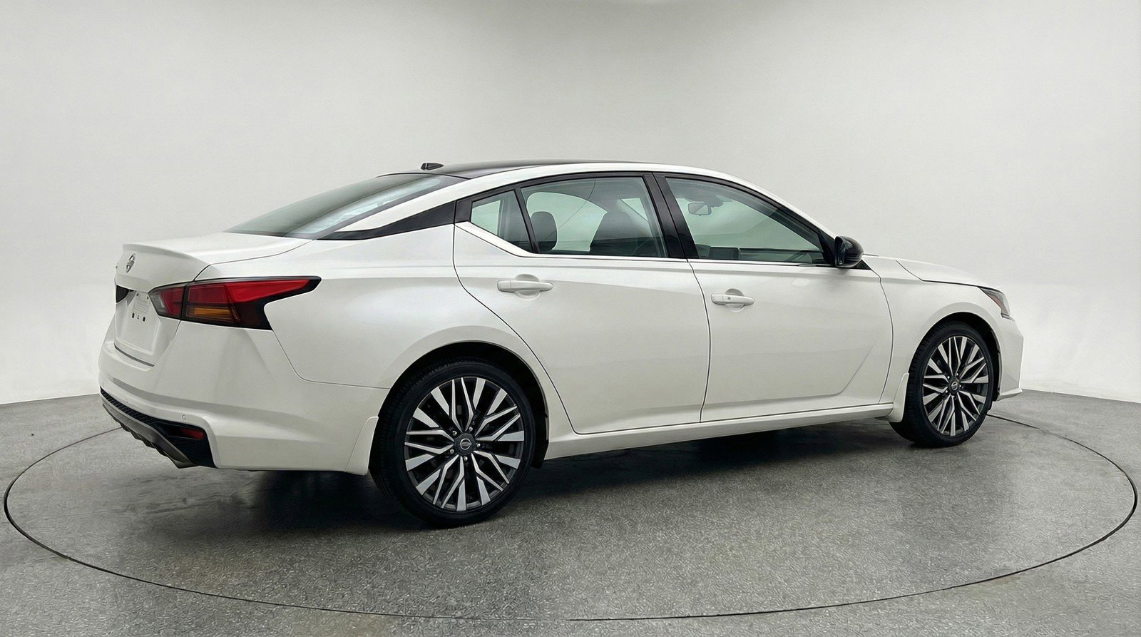 Used 2025 Nissan Altima 2.5 SV image 9