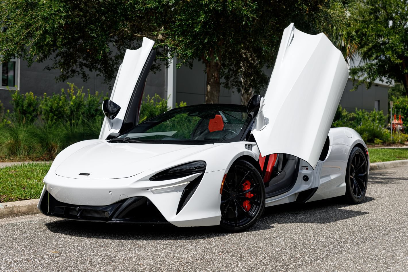 Used 2025 McLaren Artura Spider RWD image 34