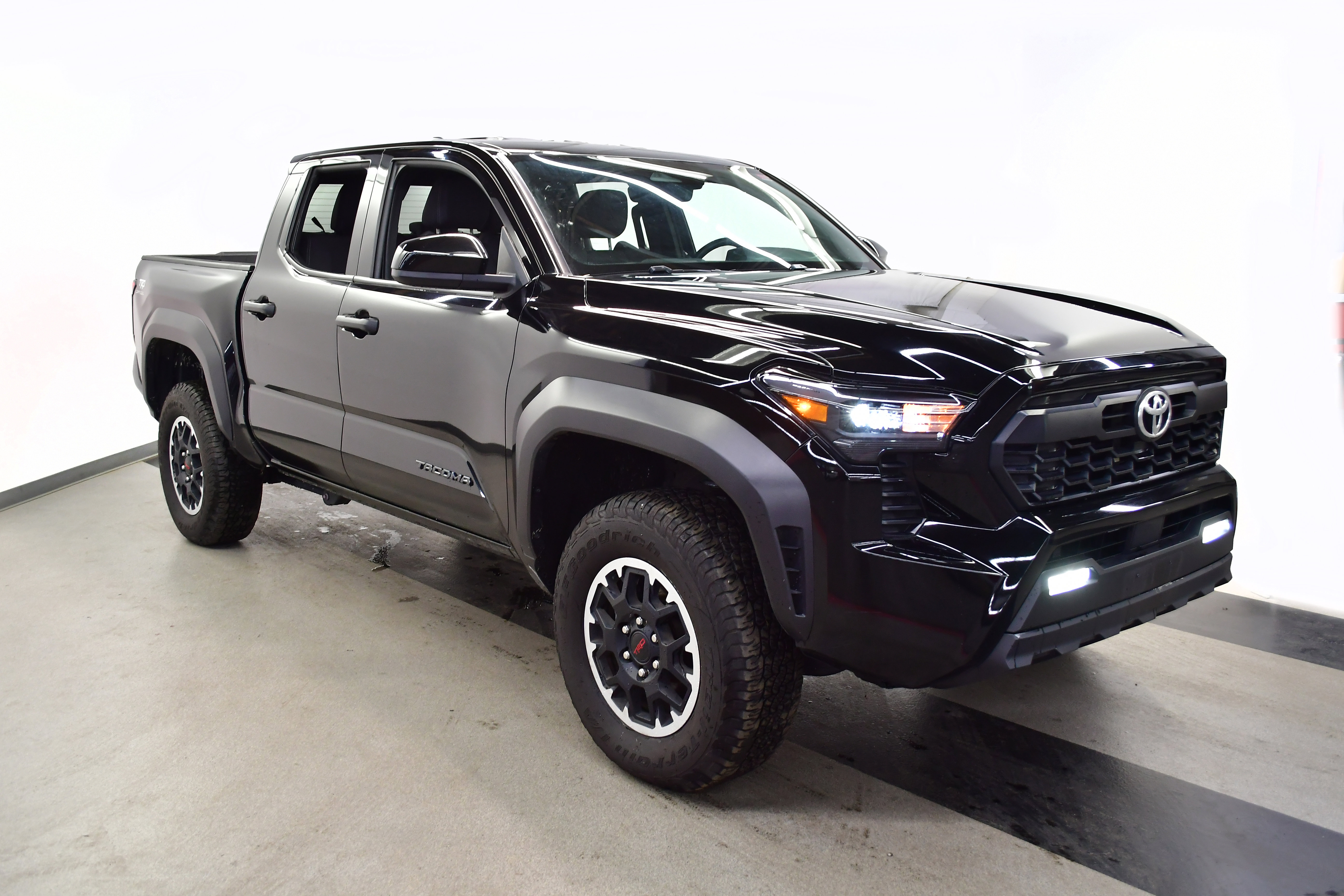 Used 2025 Toyota Tacoma TRD Off-Road AWD/4WD image 2
