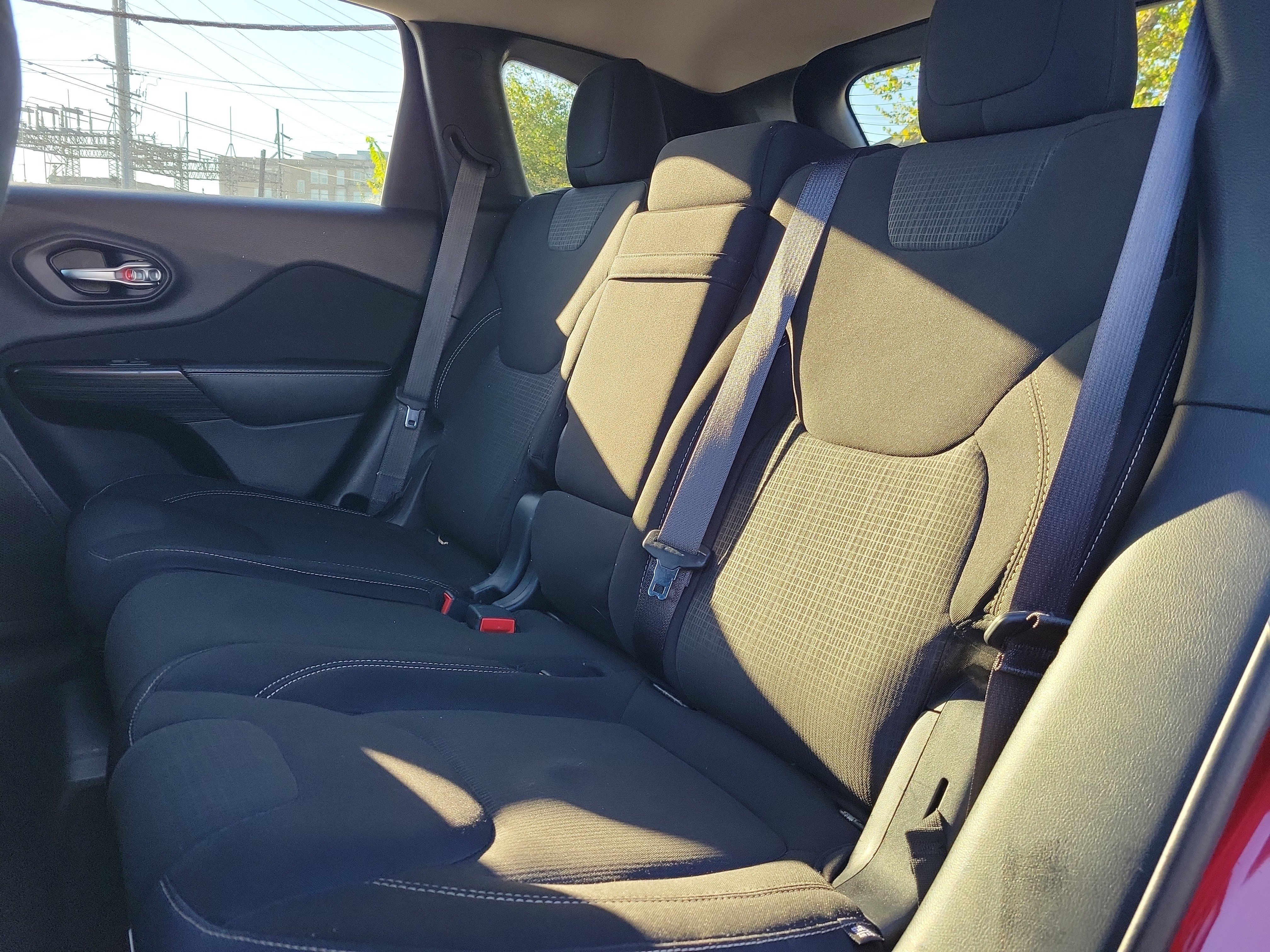 Used 2015 Jeep Cherokee Latitude w/ Cold Weather Group FWD image 13