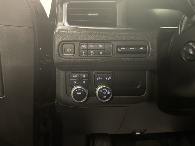 Used 2023 GMC Yukon XL Denali AWD/4WD image 12