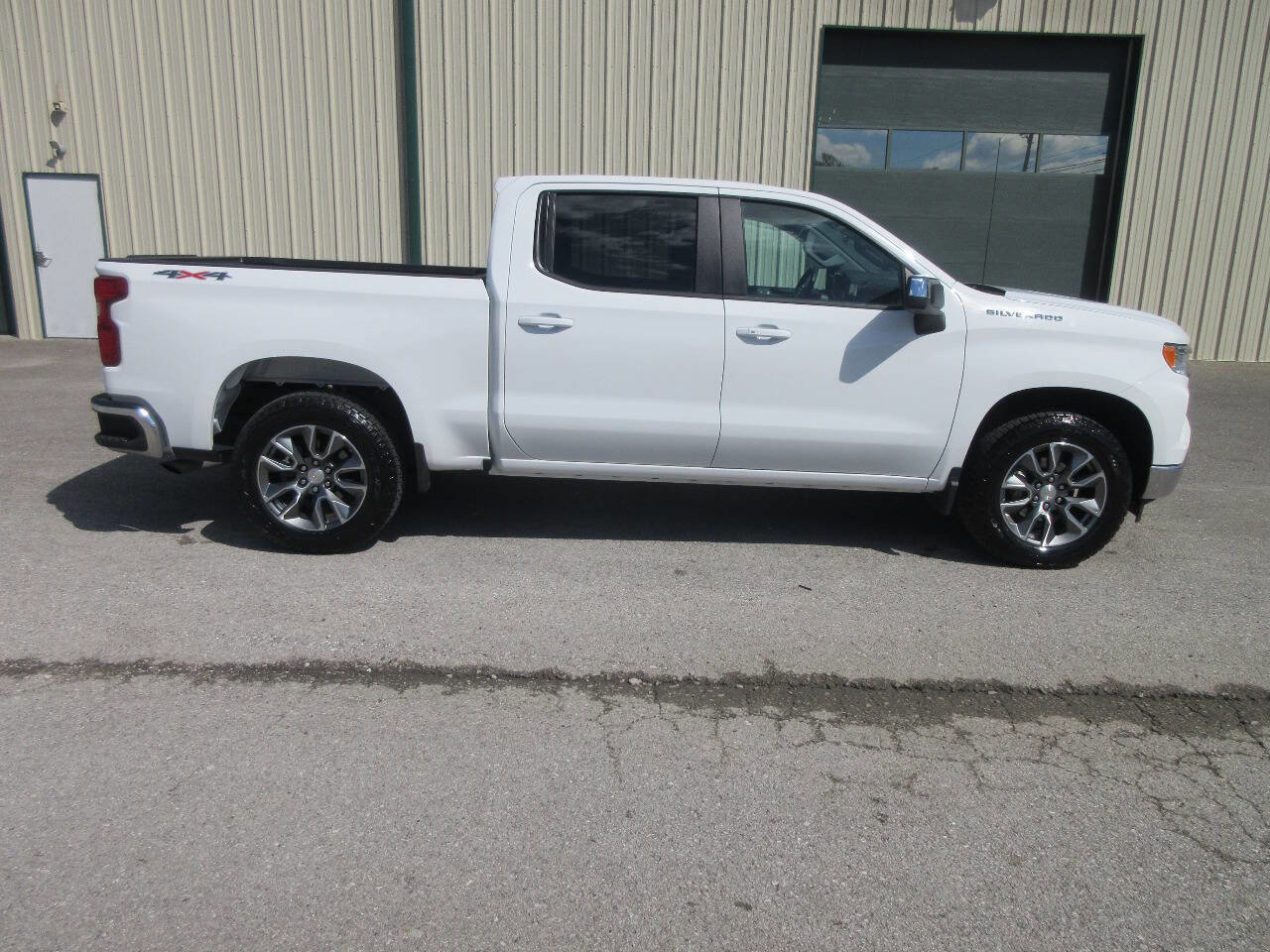 Used 2024 Chevrolet Silverado 1500 LT AWD/4WD image 7