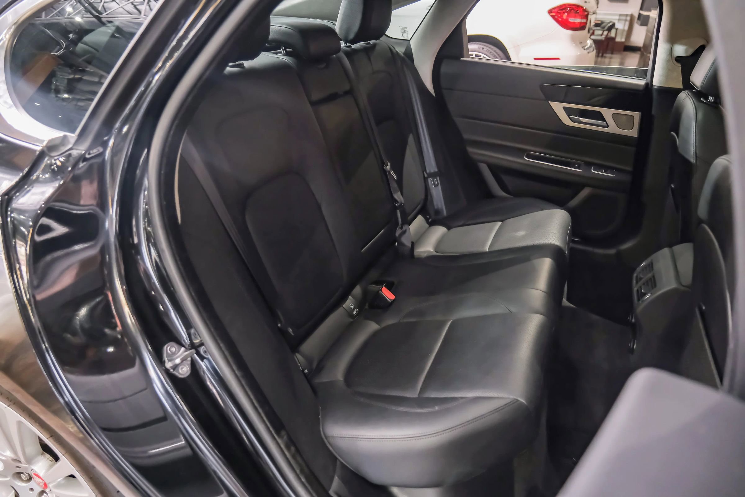 Used 2020 Jaguar XF Prestige RWD image 33