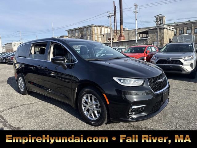 Used 2023 Chrysler Pacifica Touring-L video 2