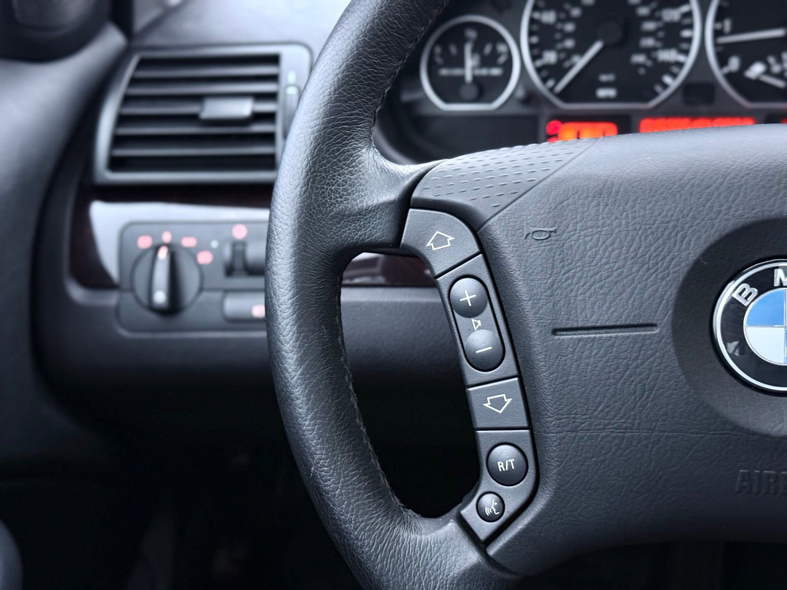 Used 2005 BMW 330xi Sedan image 40