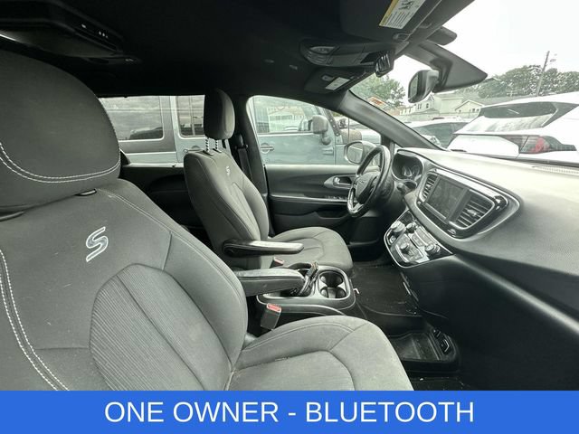 Used 2019 Chrysler Pacifica Touring Plus w/ S Appearance Package FWD image 2