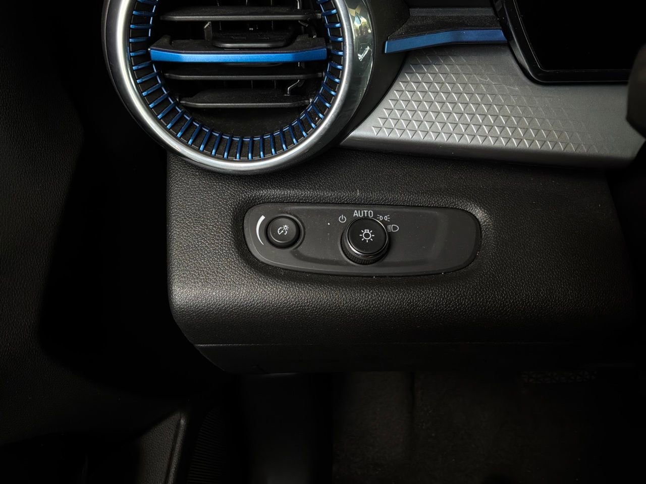 Used 2025 Chevrolet Trax LT FWD image 19