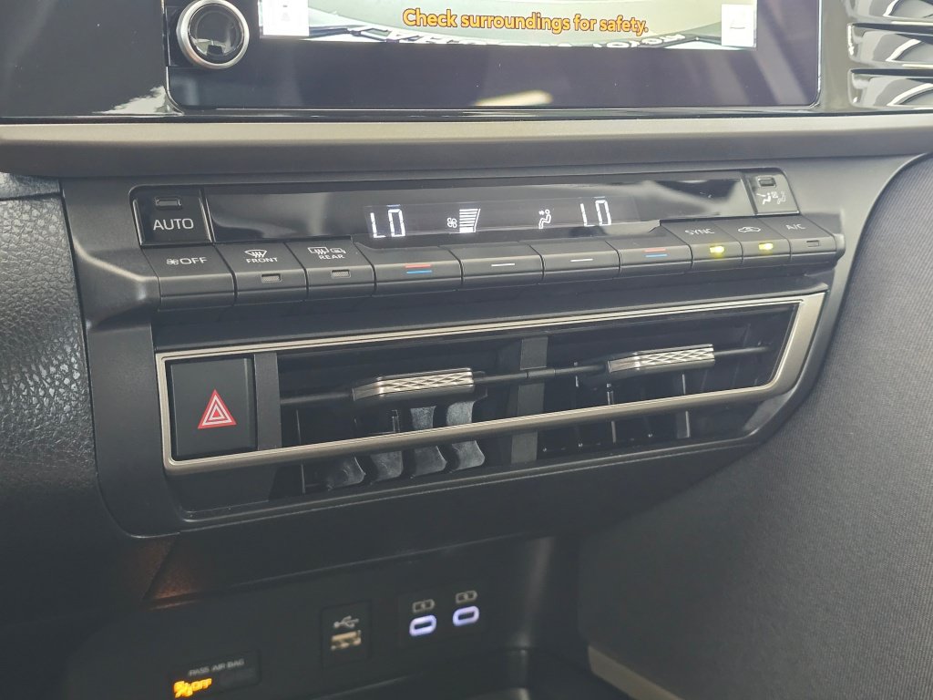 Used 2025 Toyota Camry LE FWD image 28
