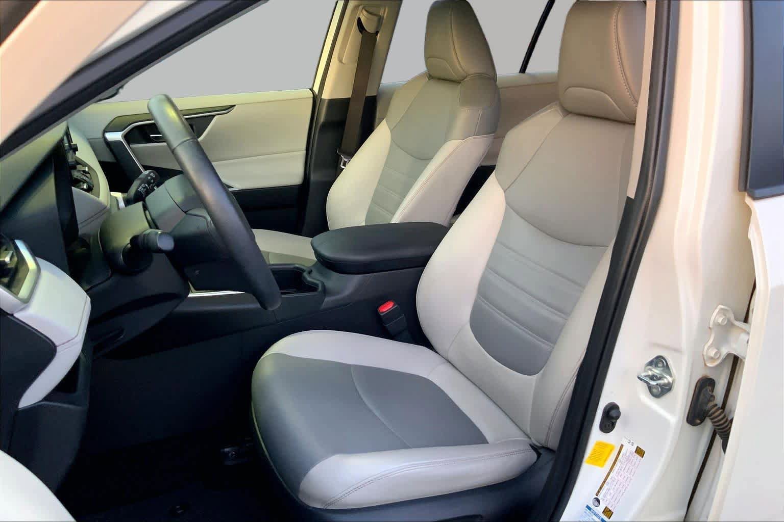 Used 2022 Toyota RAV4 XLE Premium AWD/4WD image 8