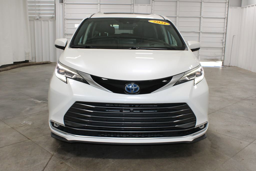 Used 2021 Toyota Sienna Platinum AWD/4WD image 3