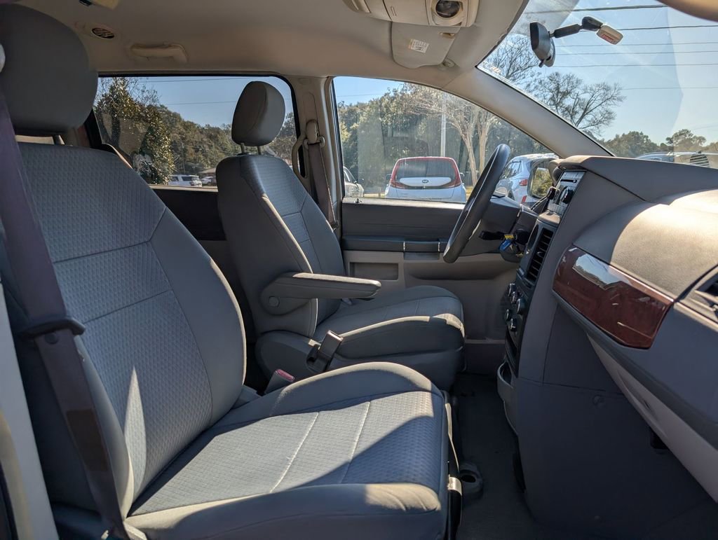 Used 2008 Chrysler Town & Country LX image 27