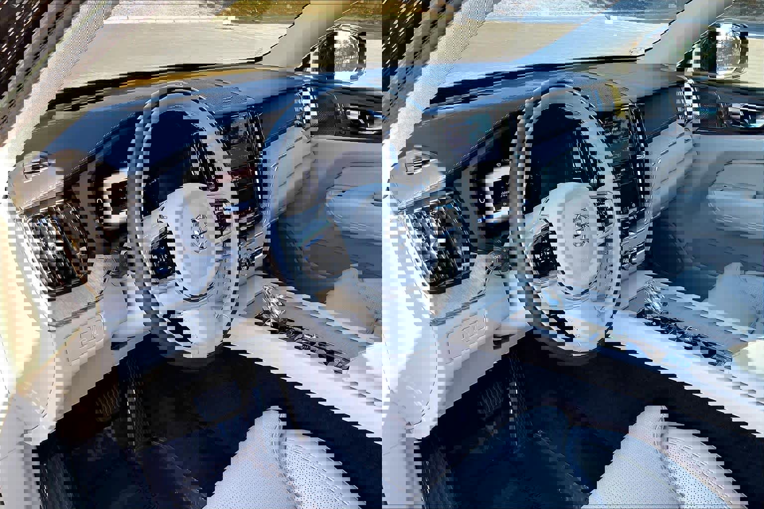 Used 2023 Volvo XC60 T8 Ultimate w/ Climate Package image 17