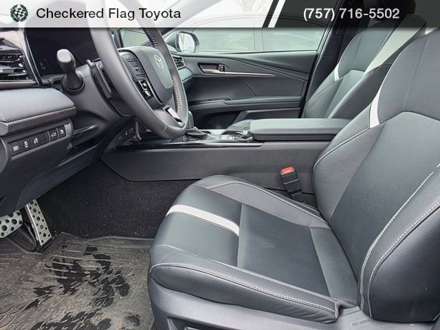Used 2025 Toyota Camry SE w/ Convenience Package image 4