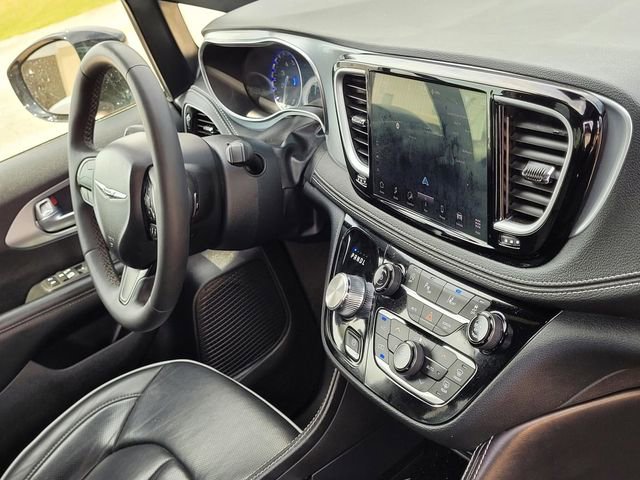 Used 2025 Chrysler Pacifica Limited image 24