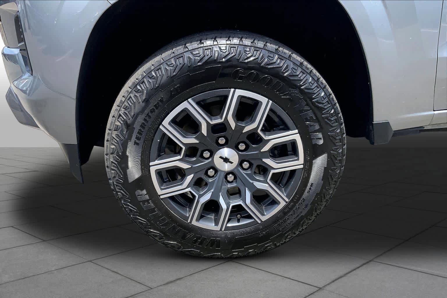 Used 2023 Chevrolet Colorado Z71 w/ Z71 Convenience Package 2 AWD/4WD image 11