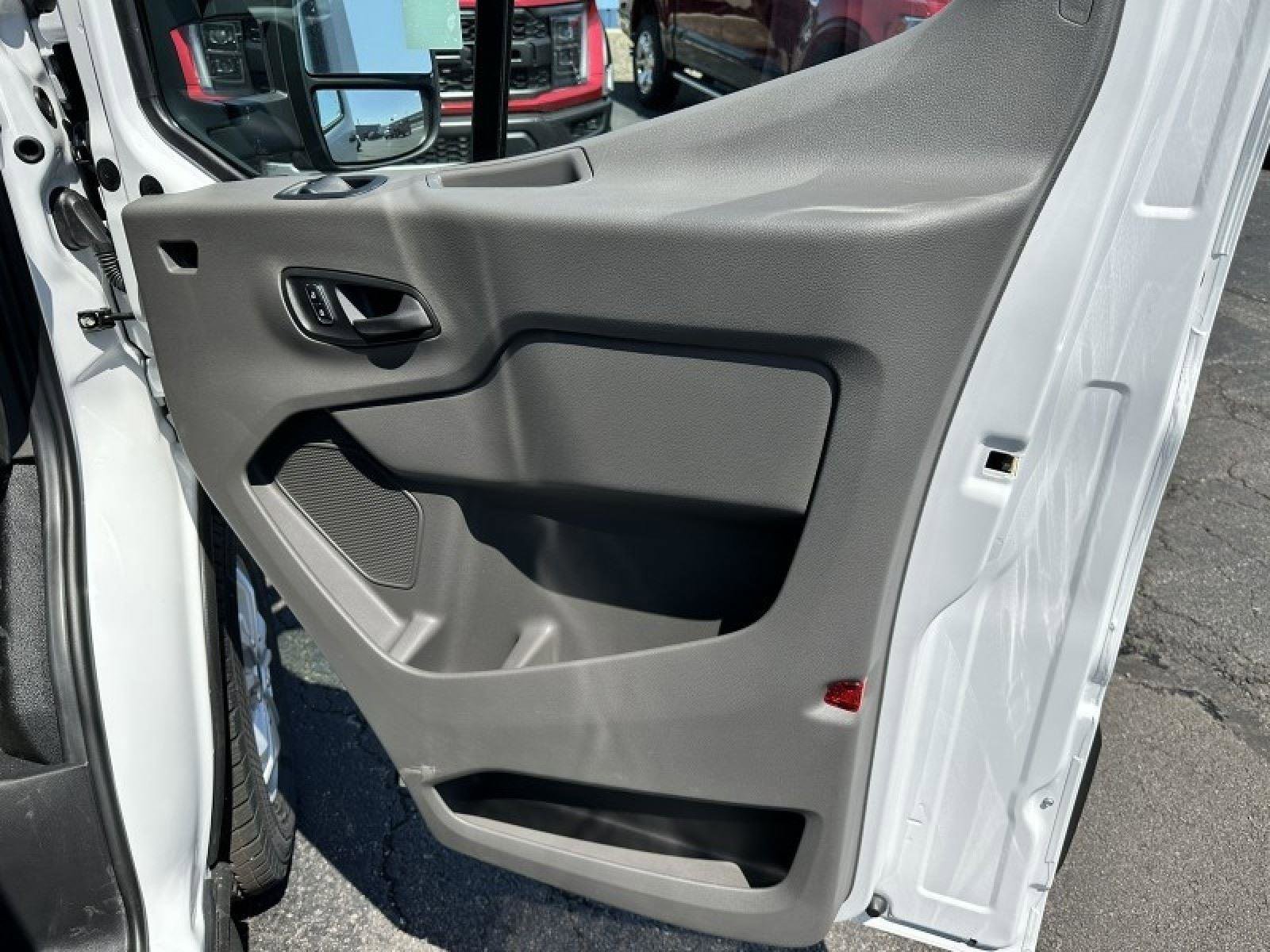 Used 2023 Ford E-Transit Medium Roof image 11