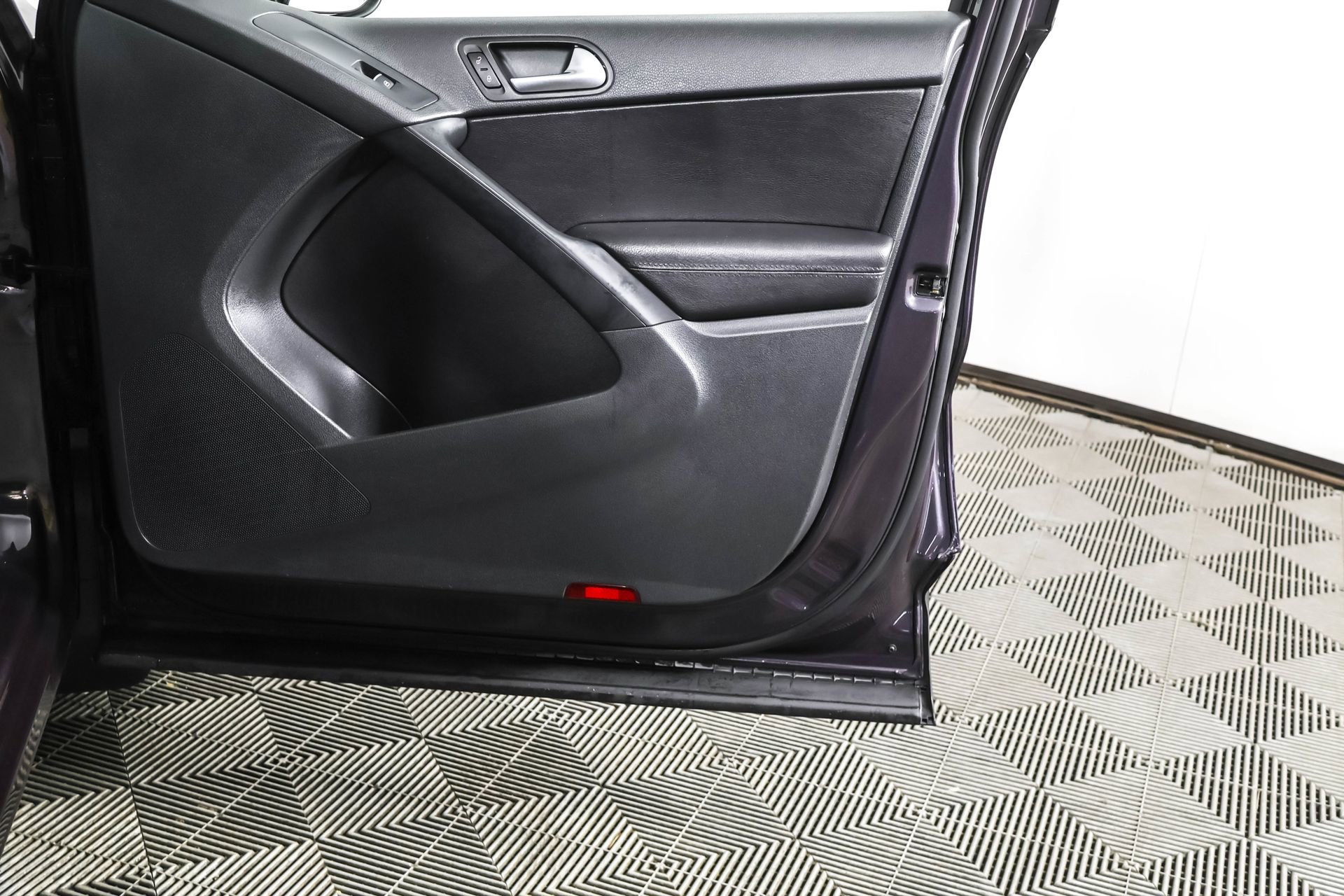 Used 2016 Volkswagen Tiguan SE image 49