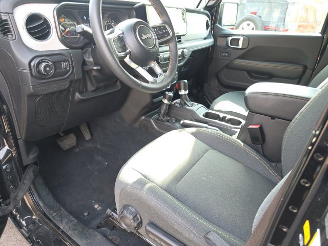 Used 2024 Jeep Wrangler Unlimited Sahara w/ Technology Group AWD/4WD image 9