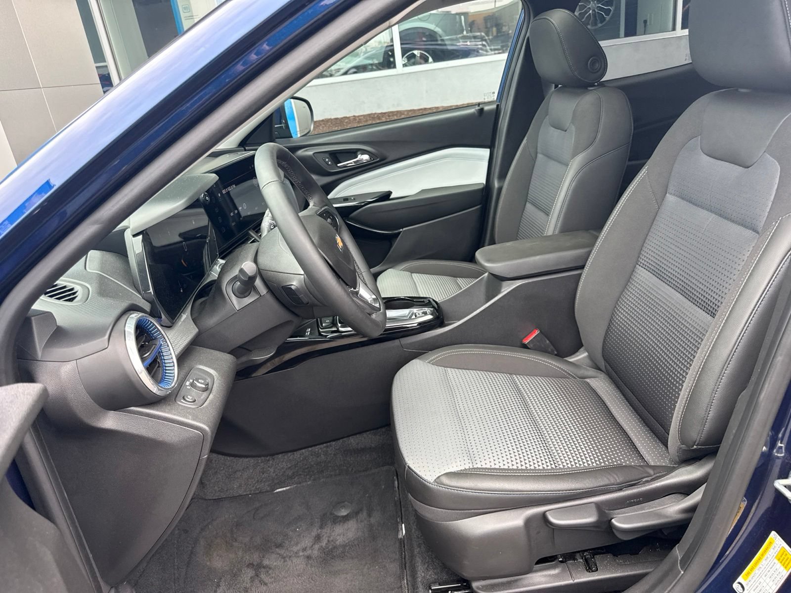 Used 2024 Chevrolet Trax LT w/ Sunroof Package FWD image 16