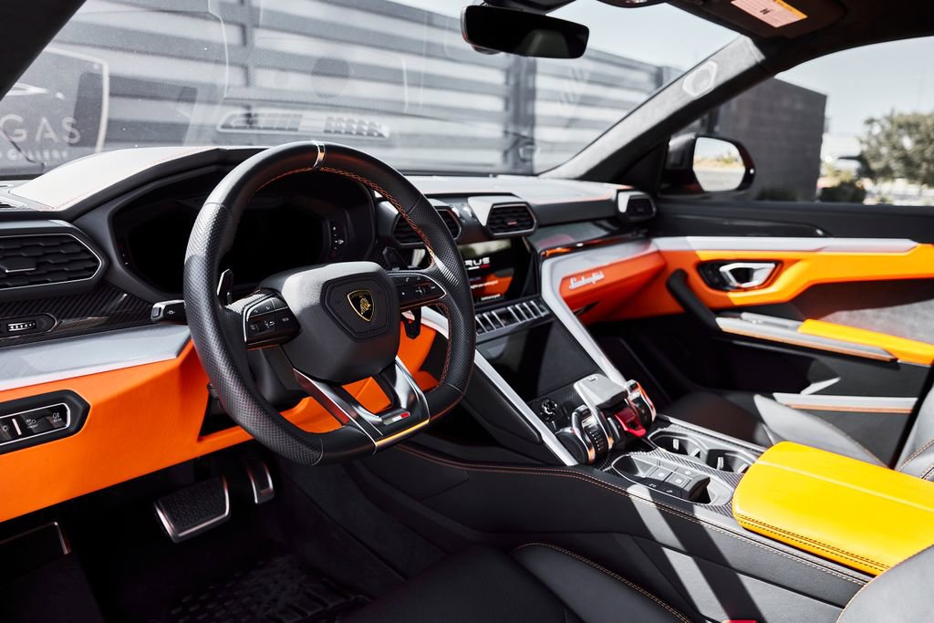 Used 2022 Lamborghini Urus AWD/4WD image 2