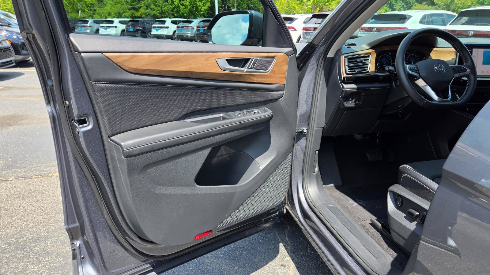 Used 2024 Volkswagen Atlas SE FWD image 19