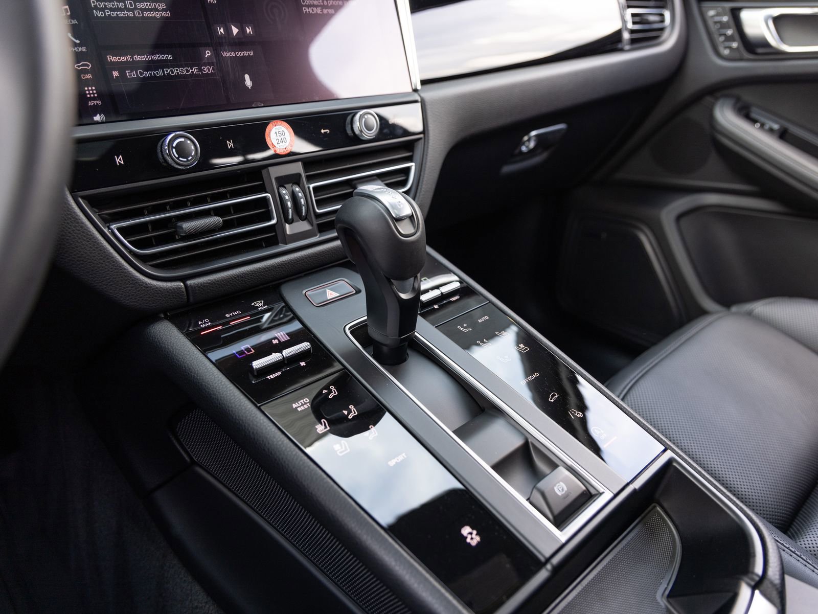 Certified 2025 Porsche Macan image 17