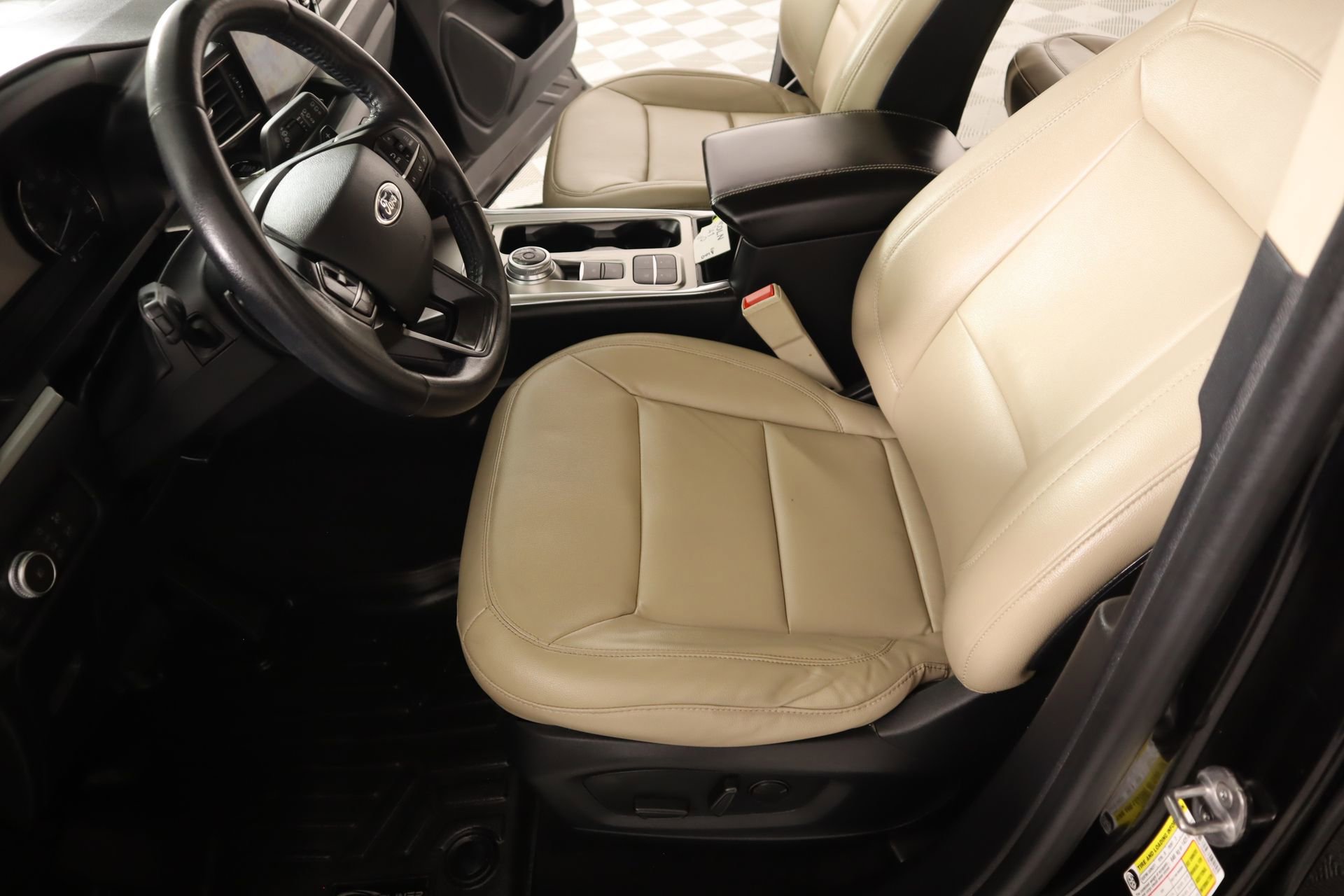 Used 2020 Ford Explorer XLT w/ Equipment Group 202A image 10