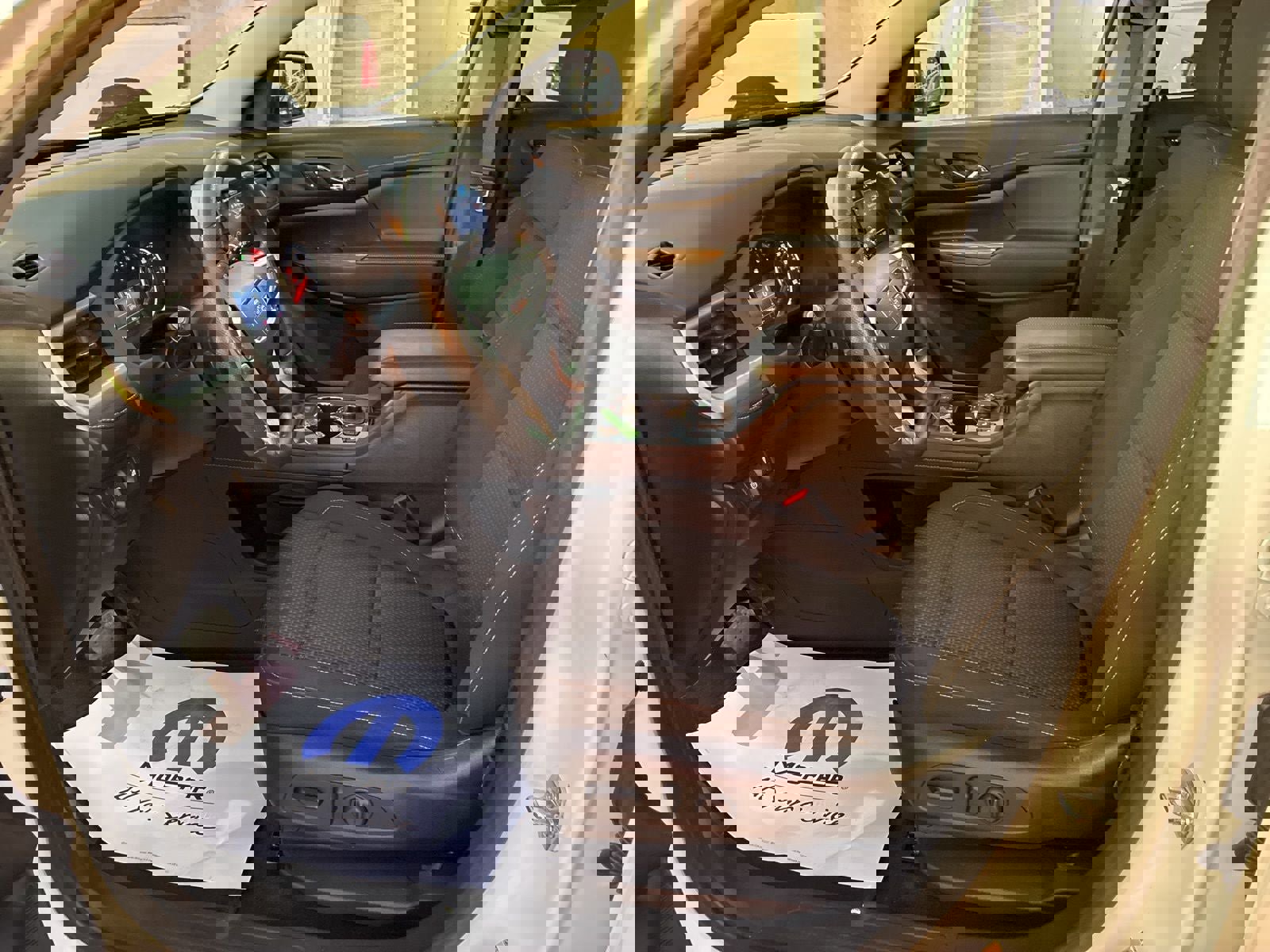 Used 2023 GMC Acadia SLE w/ Driver Convenience Package image 15