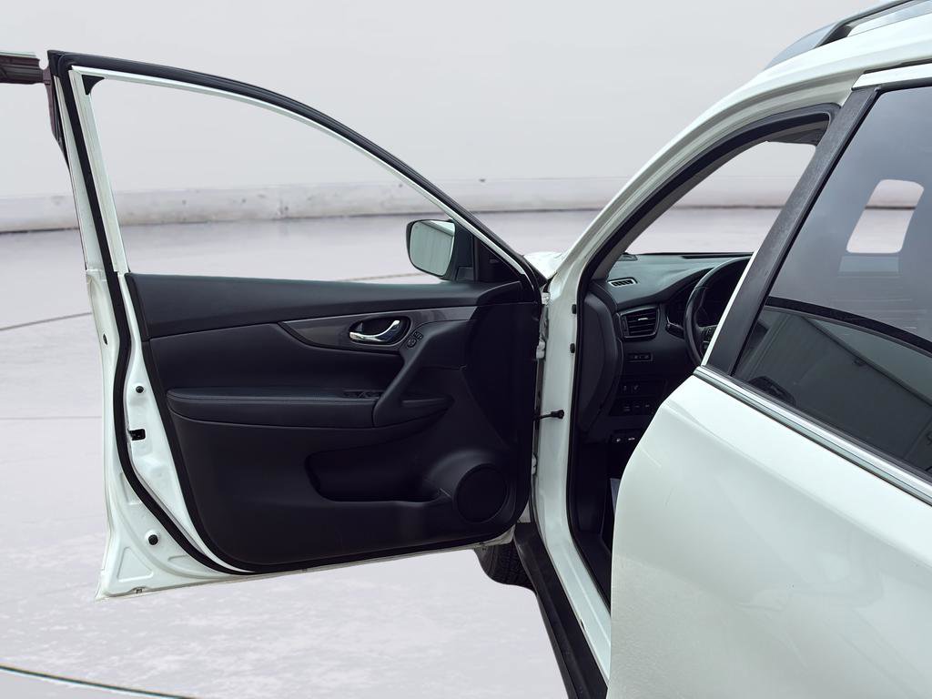 Used 2017 Nissan Rogue SV AWD/4WD image 20