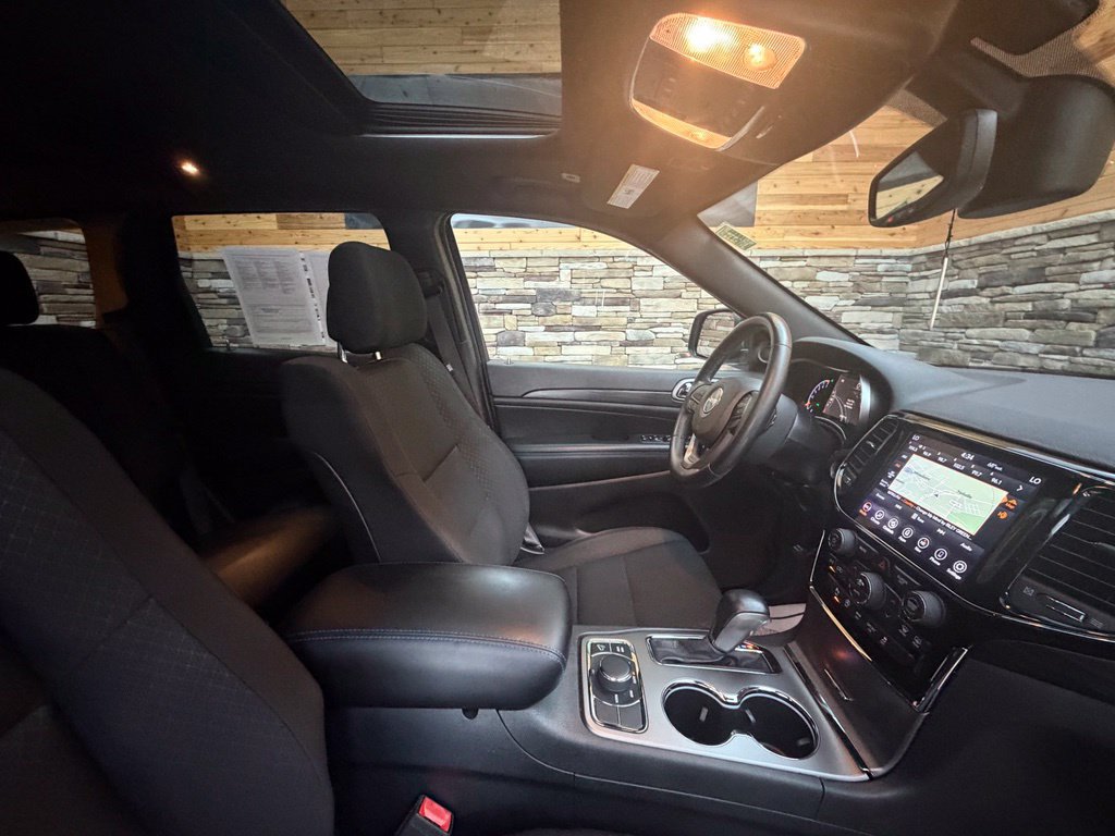 Used 2020 Jeep Grand Cherokee Laredo AWD/4WD image 31