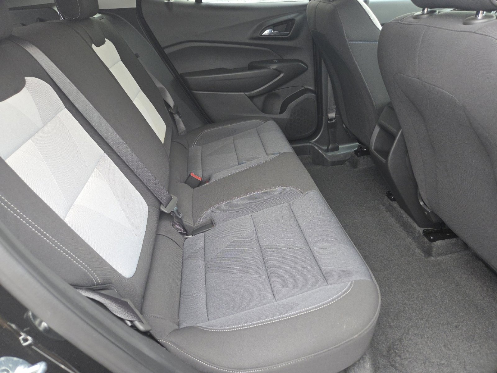 Used 2025 Chevrolet Trax LS w/ LS Convenience Package image 18