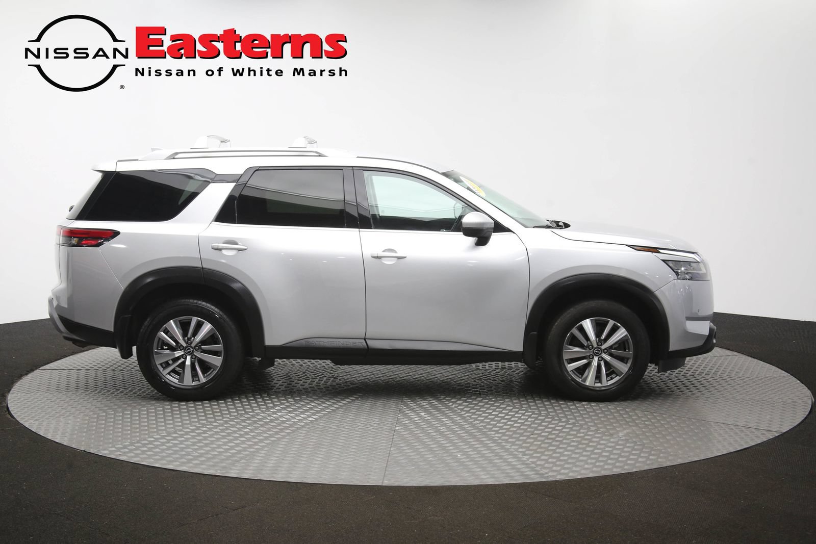 Used 2023 Nissan Pathfinder SL AWD/4WD image 46