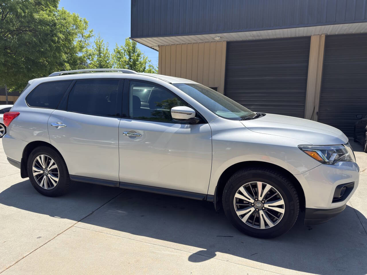 Used 2017 Nissan Pathfinder S AWD/4WD image 8