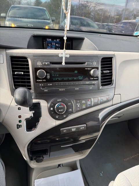 Used 2013 Toyota Sienna LE image 2