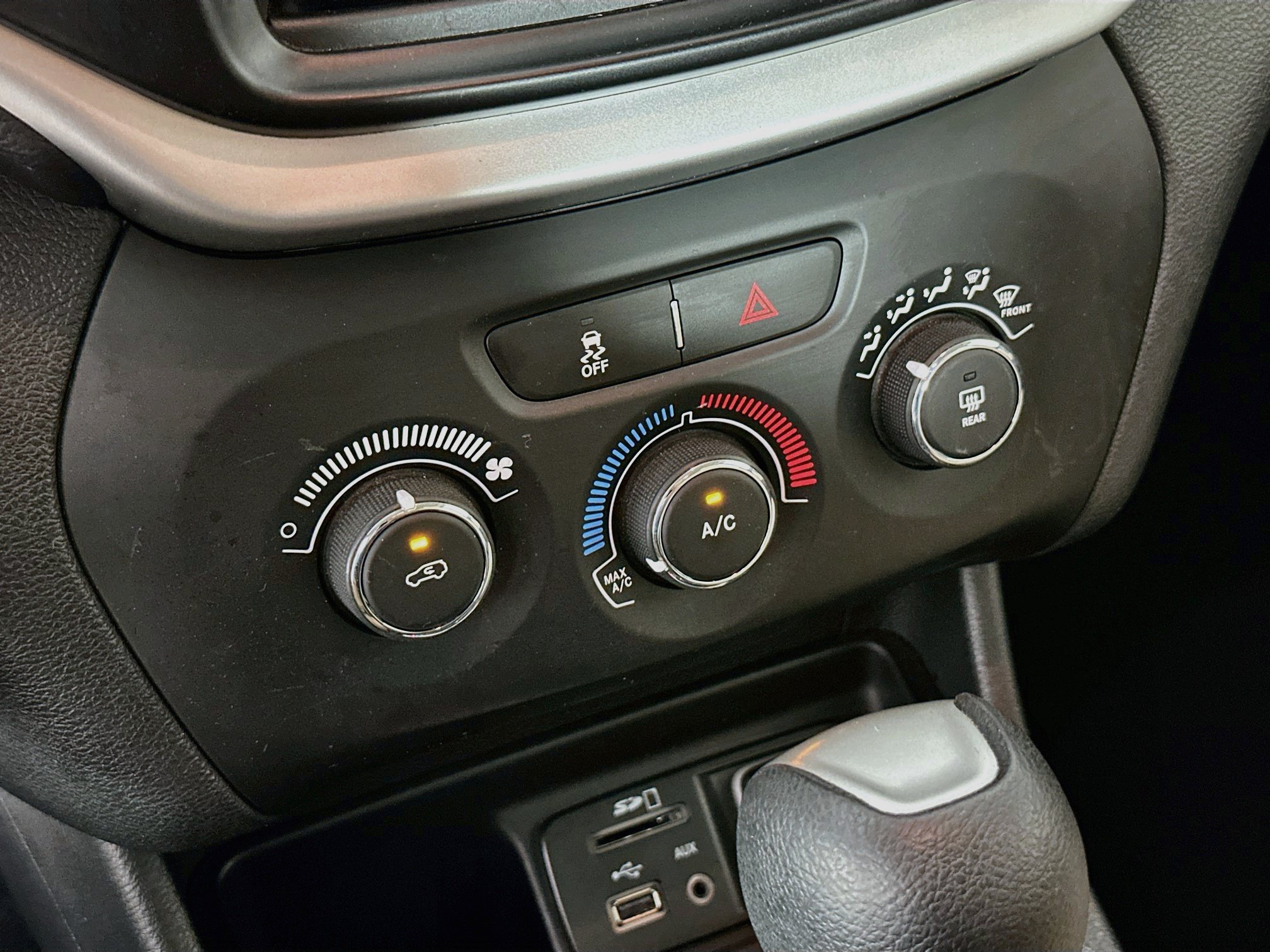Used 2015 Jeep Cherokee Sport FWD image 21