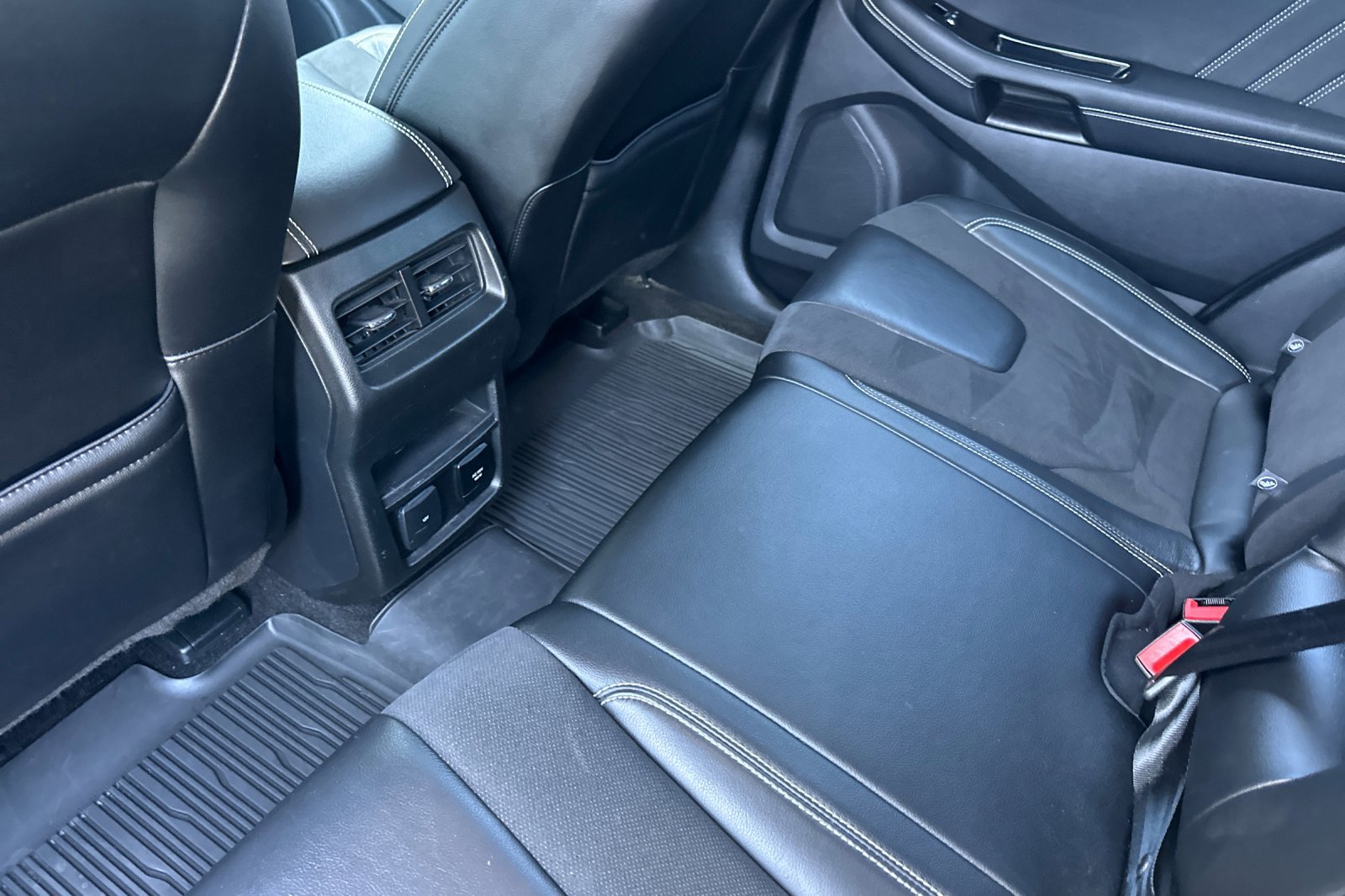 Used 2020 Ford Edge ST image 11