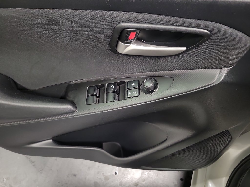 Used 2019 Toyota Yaris L FWD image 27