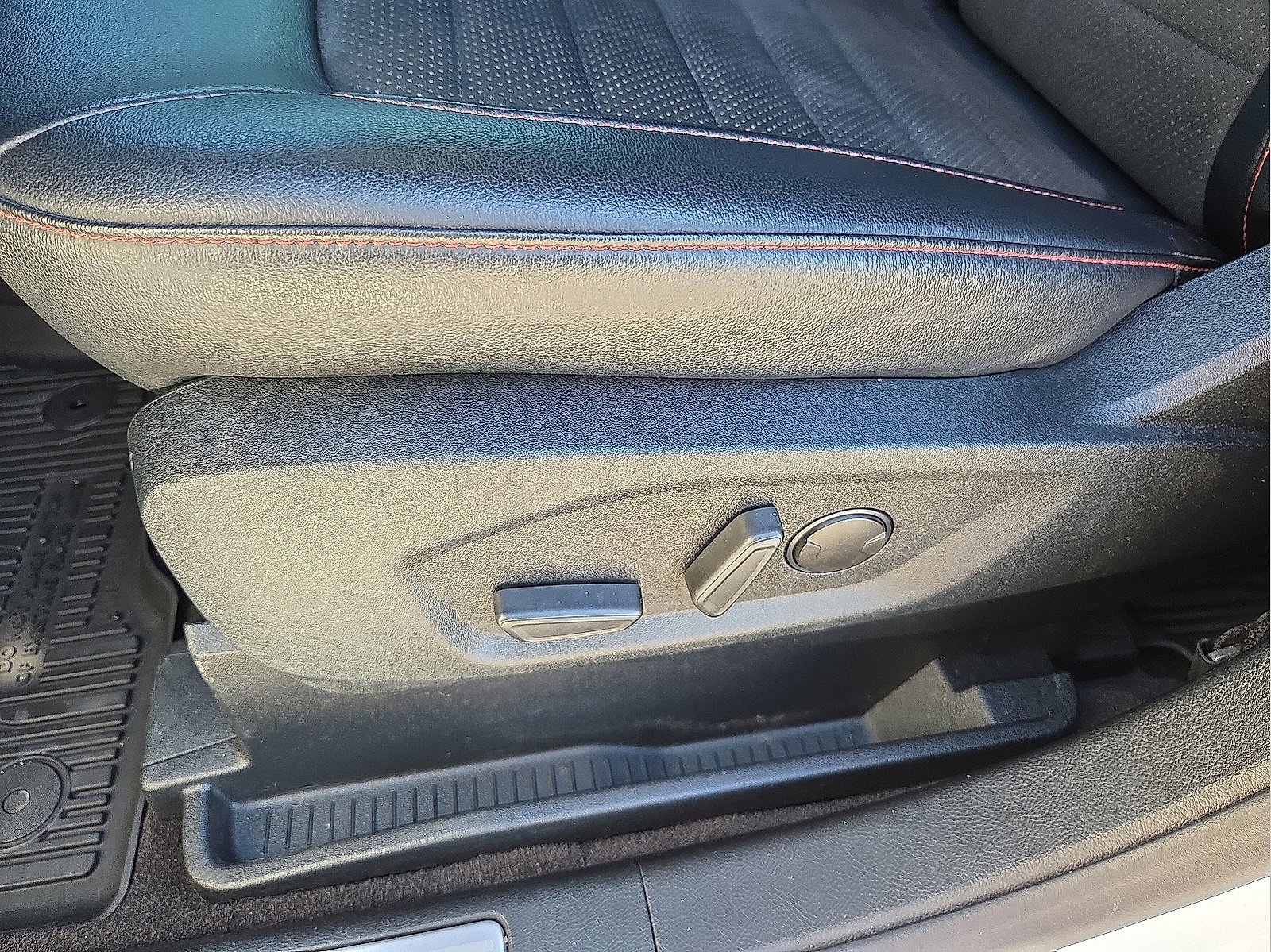 Used 2020 Ford Edge ST-Line w/ Cold Weather Package image 13