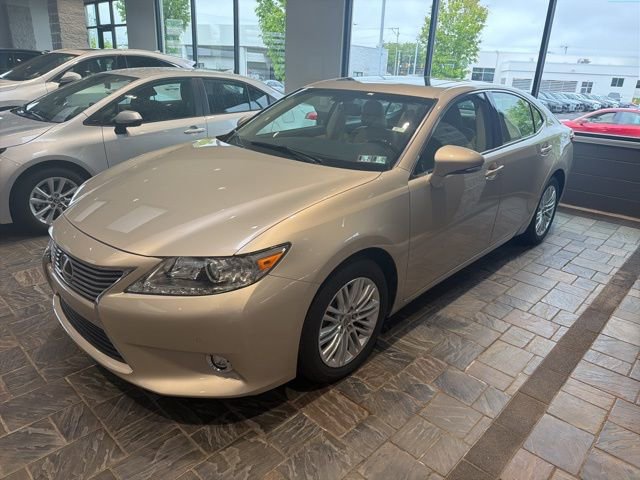 Used 2015 Lexus ES 350 w/ Luxury Package FWD image 3